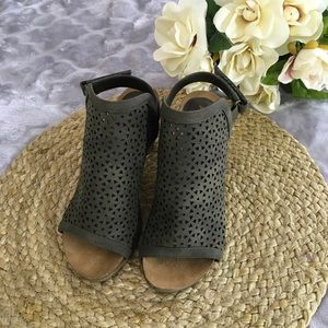 Andiamo Adaly Peep Toe Laser Cut Booties Size 5.5